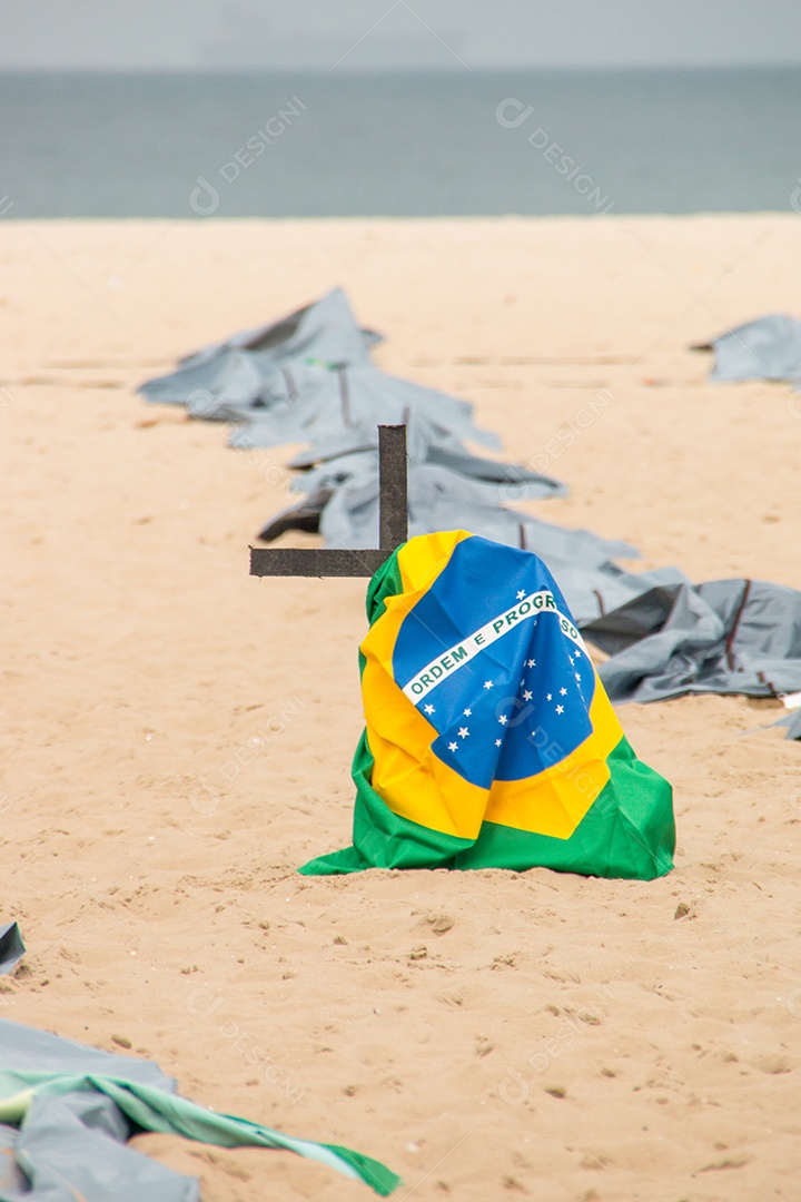Bandeira do Brasil em cima de uma cruz, durante uma manifestação contra a política do governo brasileiro sobre o coronavírus.