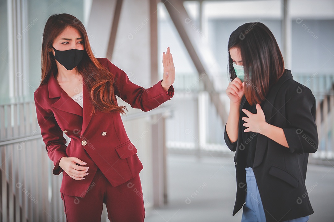 mulher se preocupa e teme amiga com tosse usando máscara de proteção