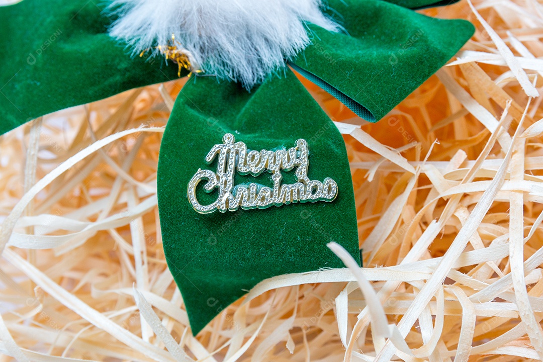 Papai Noel para decoração de Natal em um fundo de palha no Rio de Janeiro.