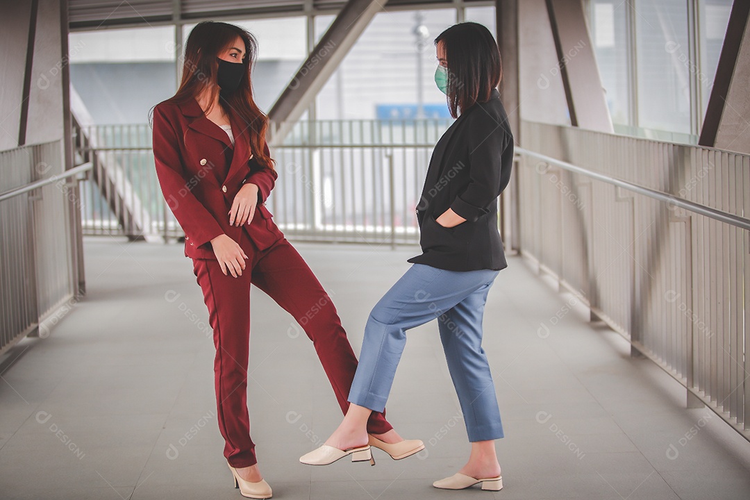 Cumprimentando entre mulheres para manter a distância social na pandemia mundial de corona vírus covid 19