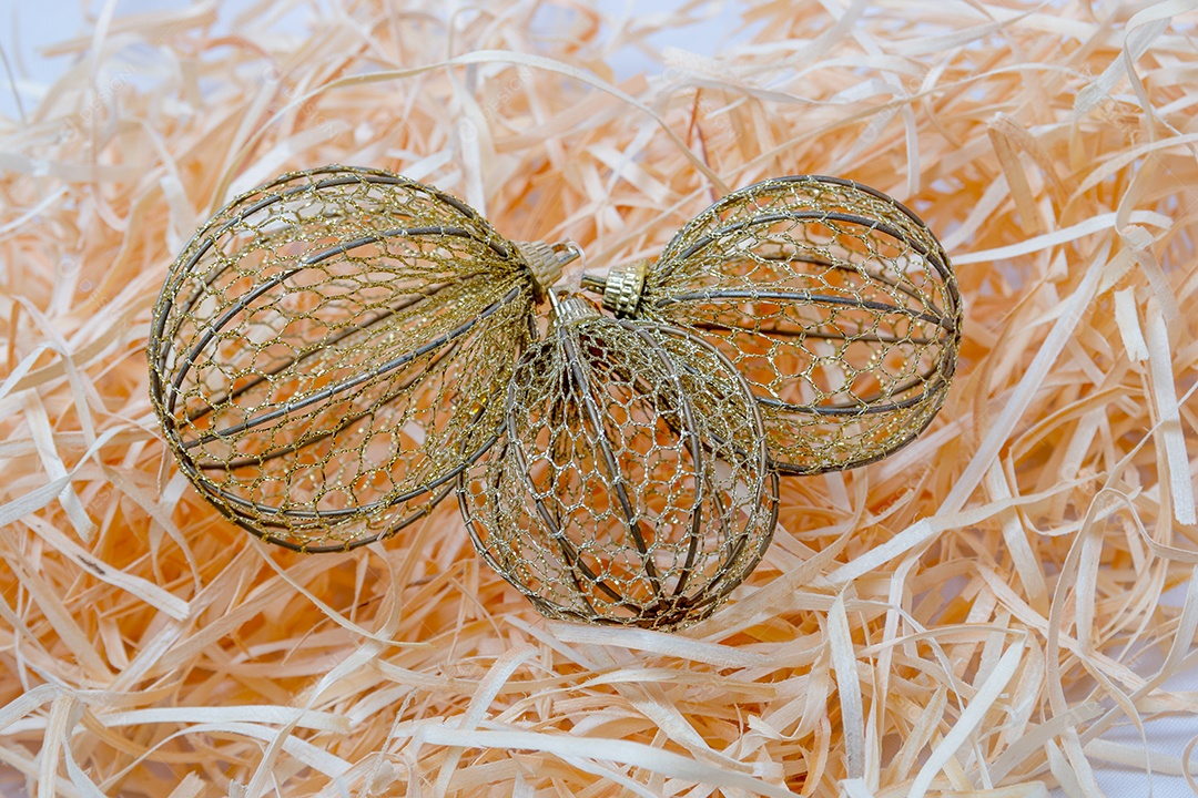 Bolas de decoração de Natal em um fundo de palha no Rio de Janeiro.