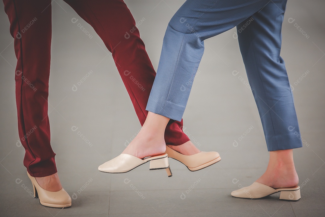 Cumprimentando entre mulheres para manter a distância social na pandemia mundial de corona vírus covid 19