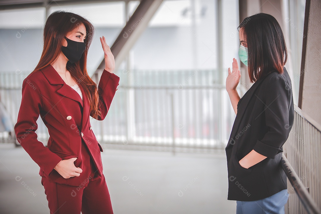 Cumprimentando entre mulheres para manter a distância social na pandemia mundial de corona vírus covid 19