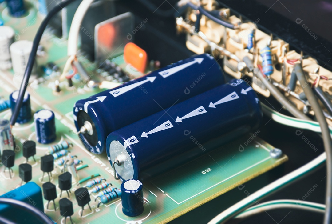 Capacitor não polarizado na placa de circuito eletrônico e componentes