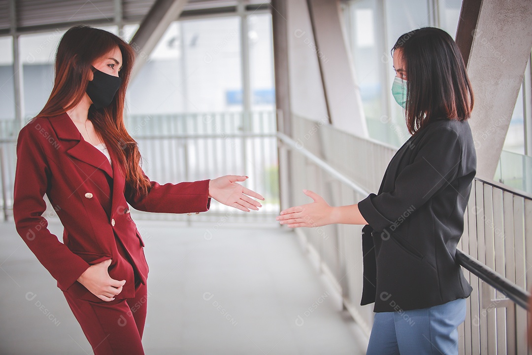 Cumprimentando entre mulheres para manter a distância social na pandemia mundial de corona vírus covid 19