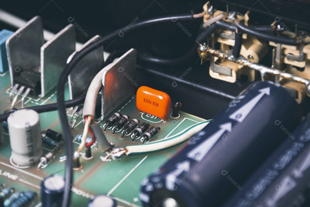 Capacitor de filme de poliéster na placa de circuito eletrônico