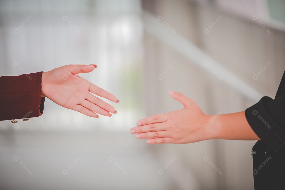 Cumprimentando entre mulheres para manter a distância social na pandemia mundial de corona vírus covid 19