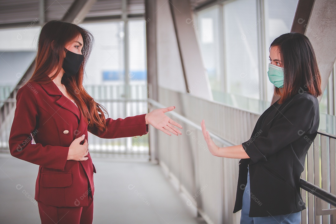 Cumprimentando entre mulheres para manter a distância social na pandemia mundial de corona vírus covid 19