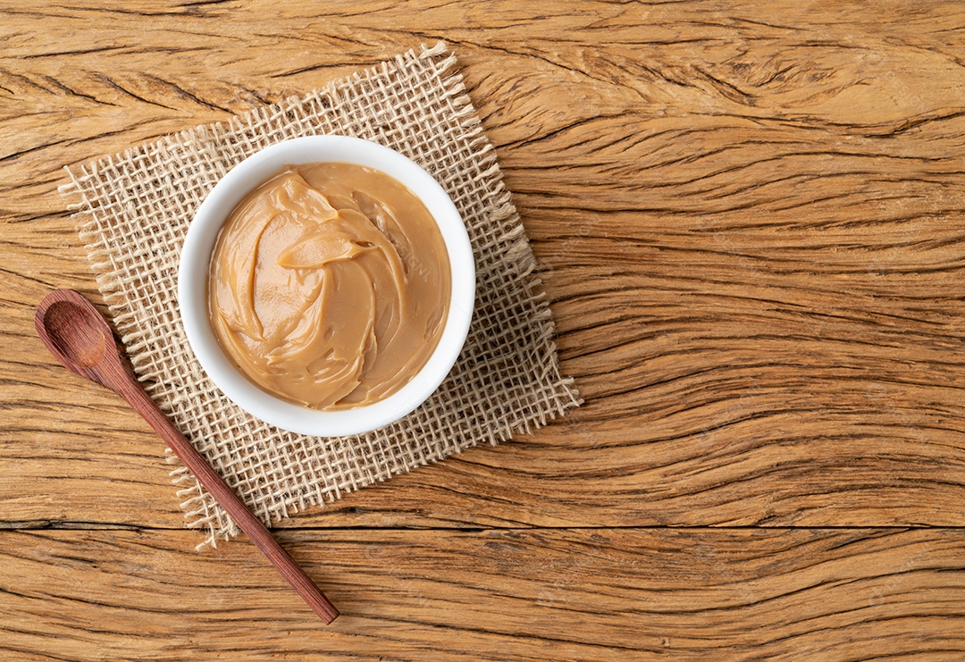 Doce de leite, doce de leite cremoso tradicional brasileiro sobre mesa de madeira