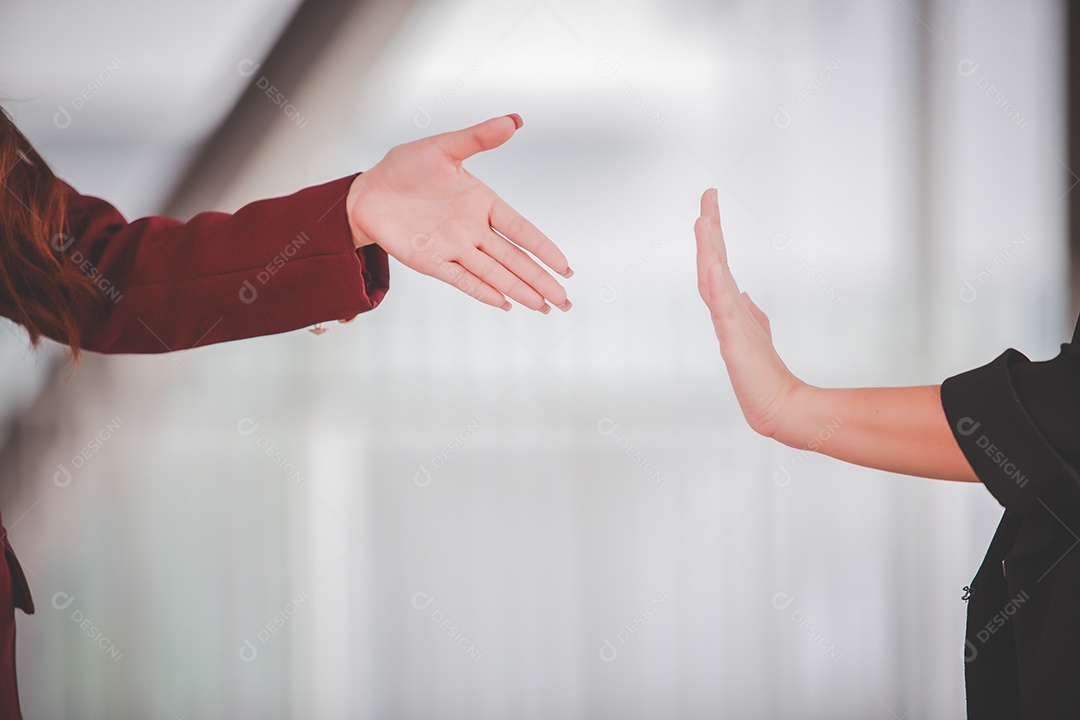 Cumprimentando entre mulheres para manter a distância social na pandemia mundial de corona vírus covid 19