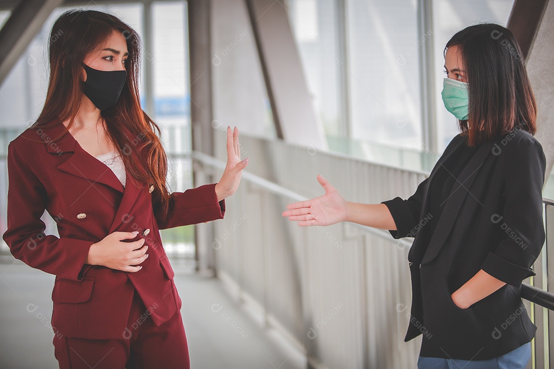 Cumprimentando entre mulheres para manter a distância social na pandemia mundial de corona vírus covid 19
