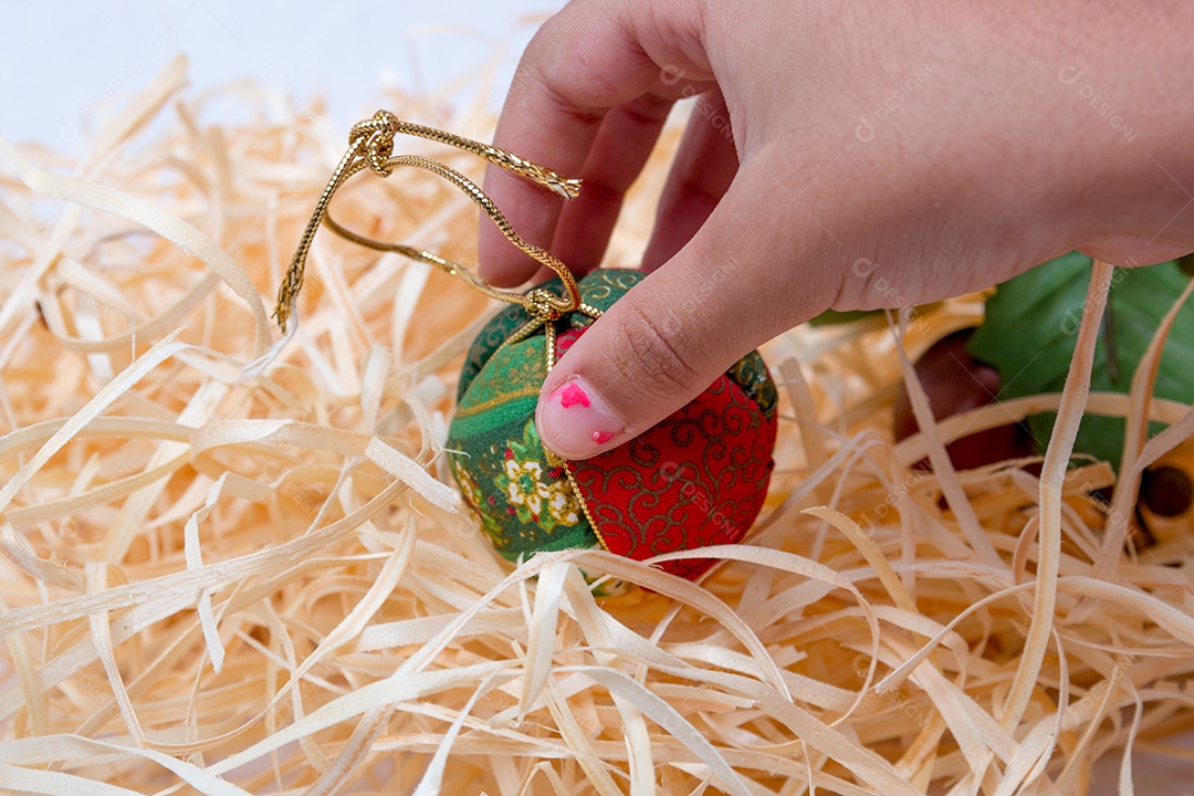Bolas de decoração de Natal em um fundo de palha no Rio de Janeiro.