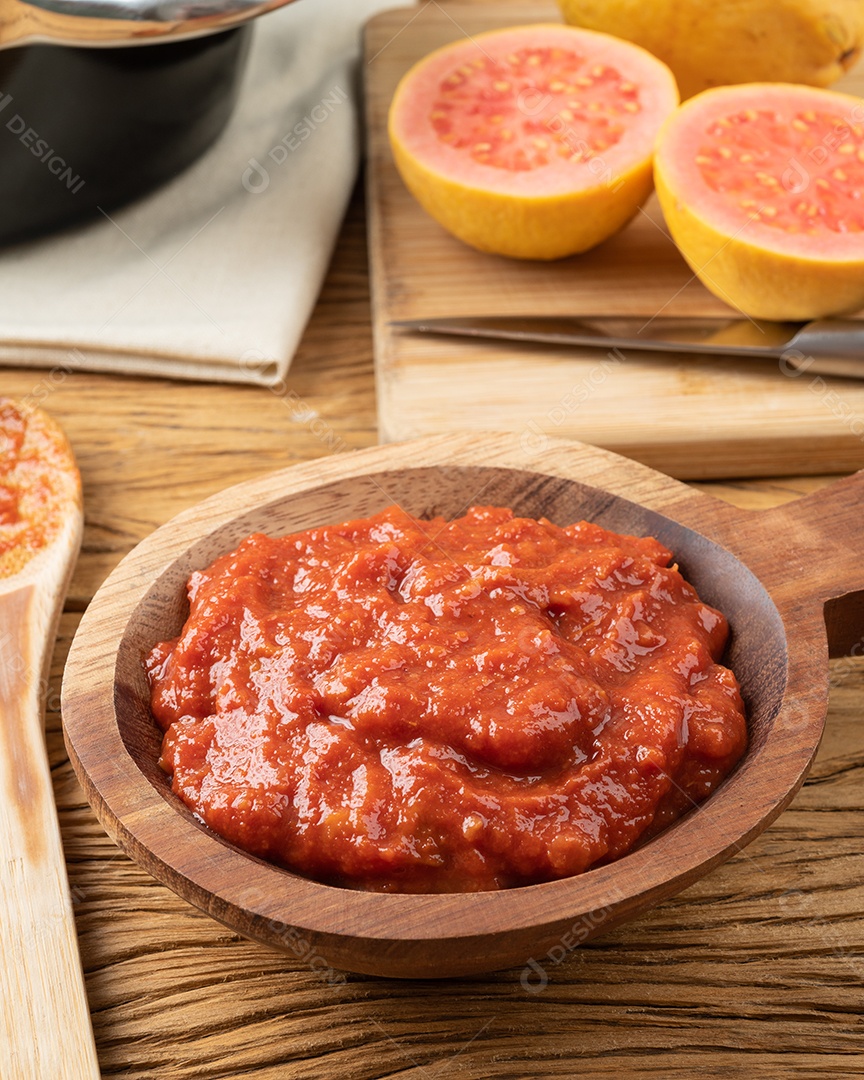 Goiabada, doce de goiaba cremosa brasileira tradicional com frutas sobre a mesa de madeira.
