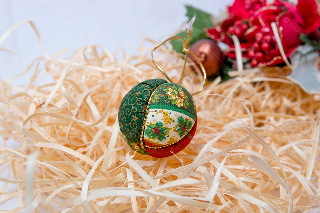 Bolas de decoração de Natal em um fundo de palha no Rio de Janeiro.