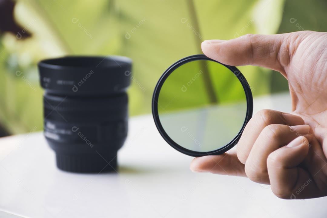Filtro CPL da lente da câmera na mão
