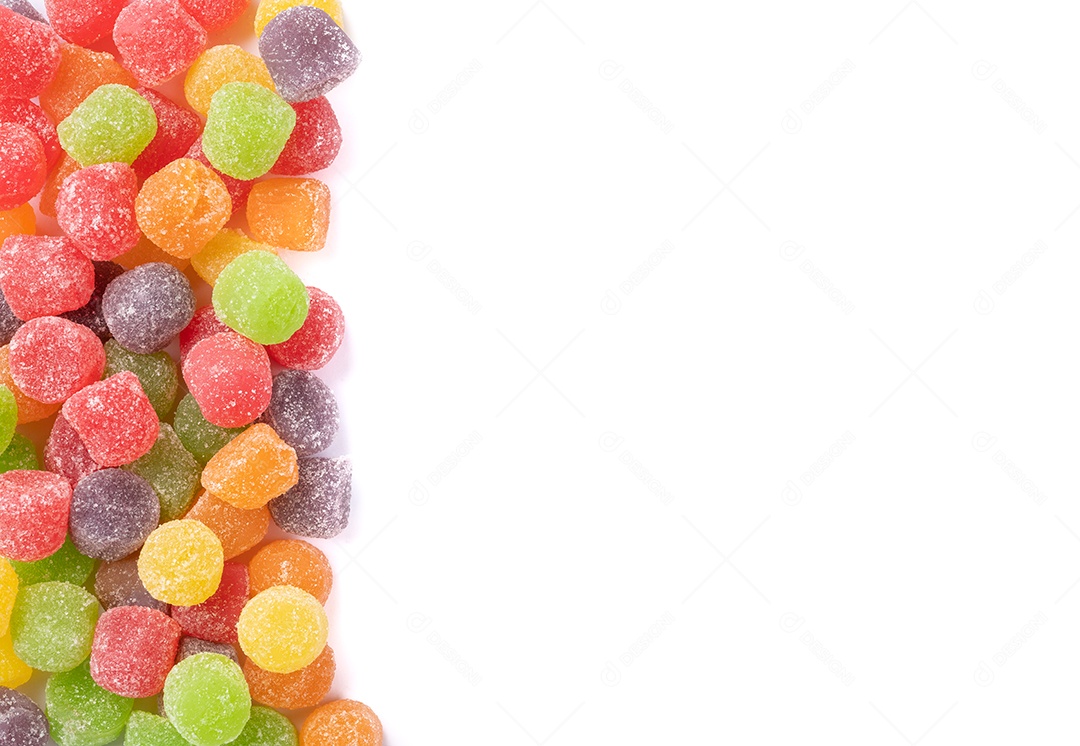 Goma colorida solta doces sobre fundo branco