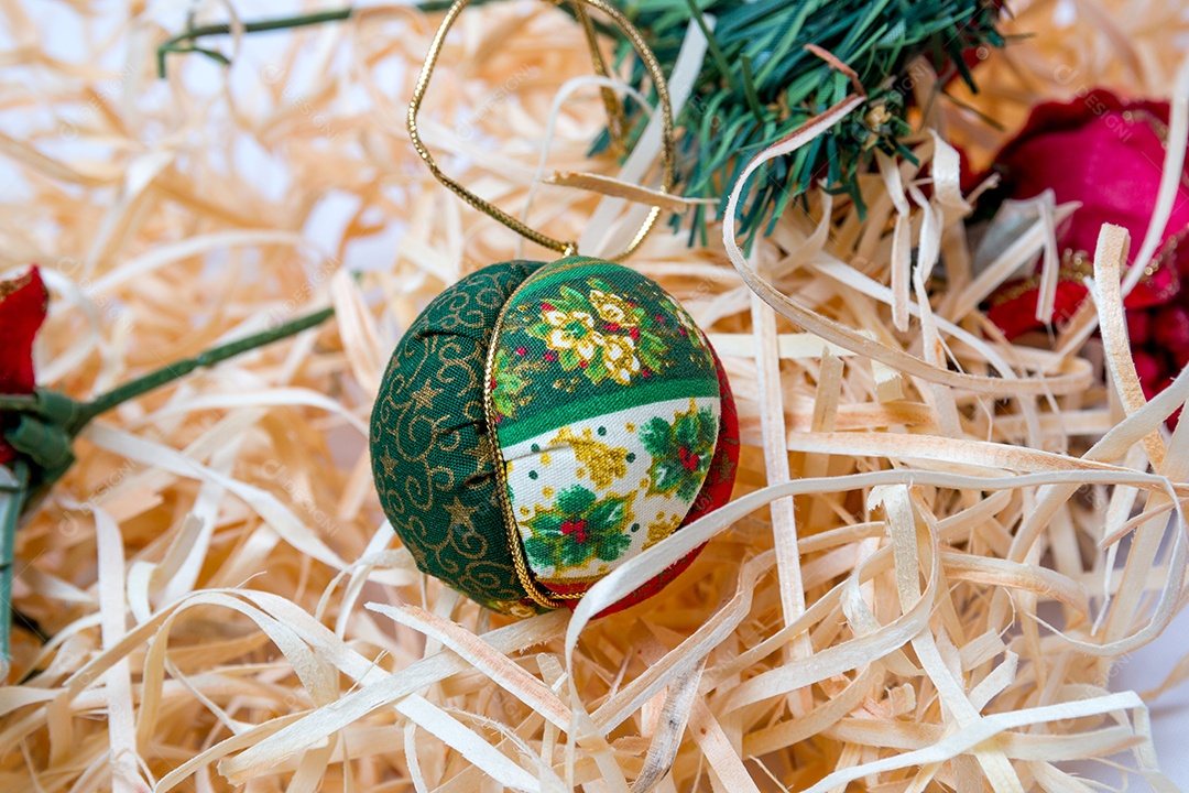 Bolas de decoração de Natal em um fundo de palha no Rio de Janeiro.