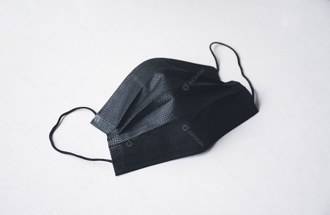 Máscara facial cirúrgica preta com alça de orelha em fundo branco