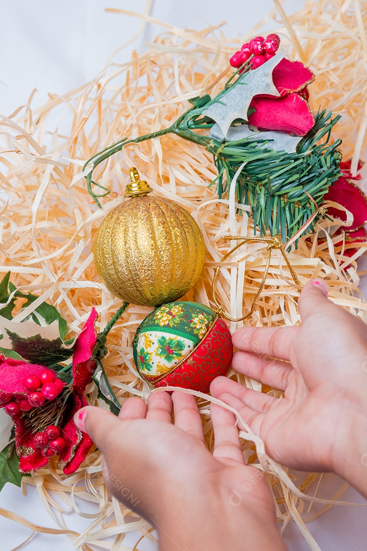 Bolas de decoração de Natal em um fundo de palha no Rio de Janeiro.