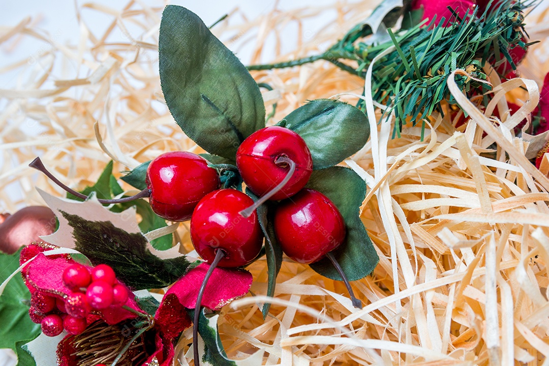 cereja vermelha para decoração de natal em um fundo de palha no rio de janeiro.