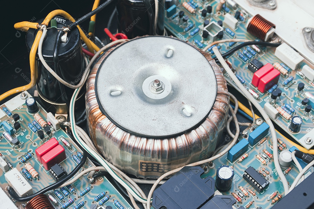 Transformador toroidal em elétrico para reduzir a tensão AC