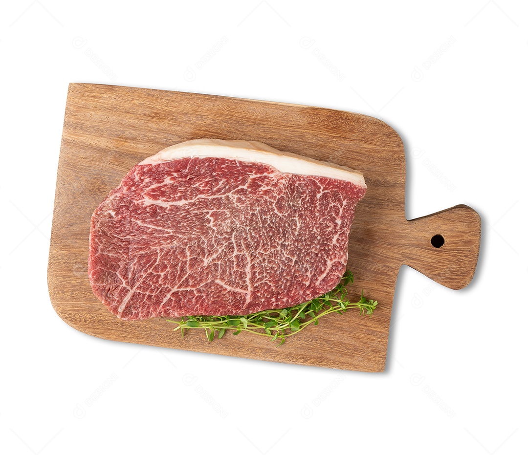 Carne assada de ombro wagyu crua sobre a placa de madeira isolada sobre fundo branco.