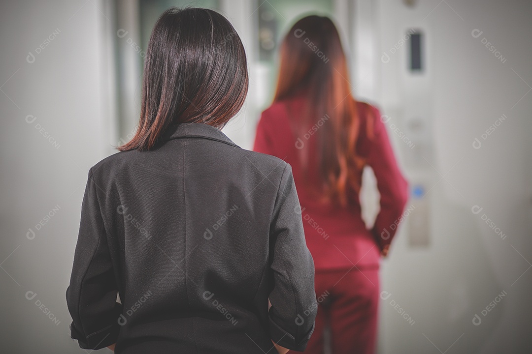 Duas mulheres asiáticas a uma distância de 1 metro de outras pessoas mantêm distância protegem contra vírus COVID-19 e distanciamento social de pessoas para risco de infecção.