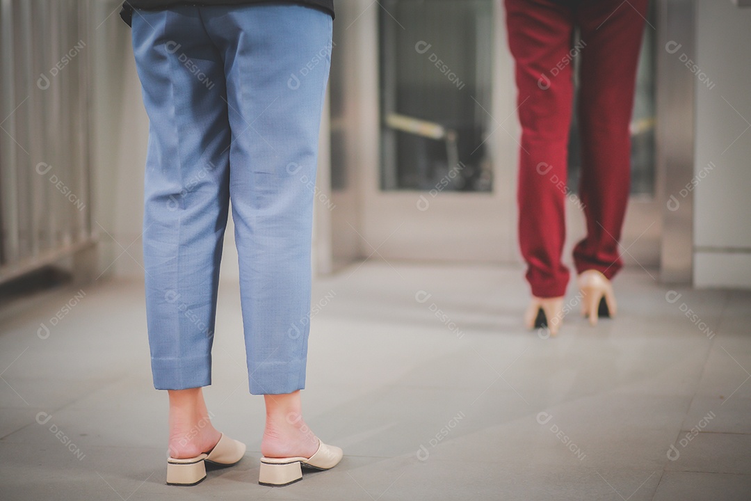 Duas mulheres asiáticas a uma distância de 1 metro de outras pessoas mantêm distância protegem contra vírus COVID-19 e distanciamento social de pessoas para risco de infecção.