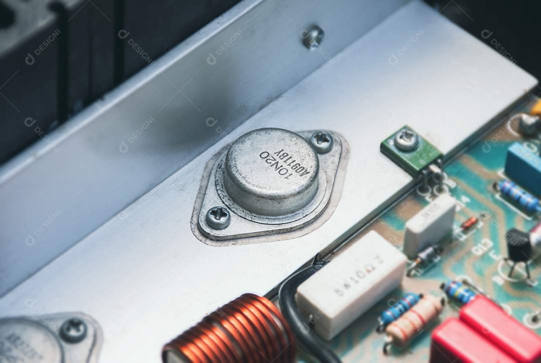 Mosfet de potência no dissipador de calor de alumínio e componente eletrônico