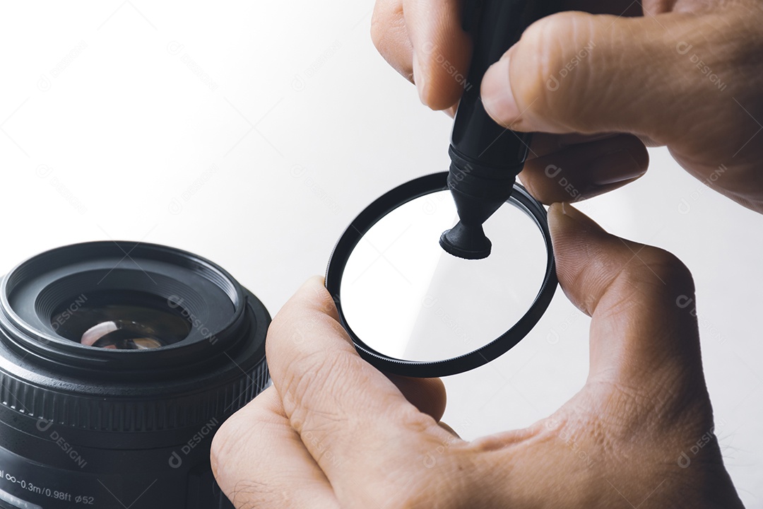 Mancha de limpeza de mãos humanas no filtro UV da lente da câmera com limpador de escova de carvão