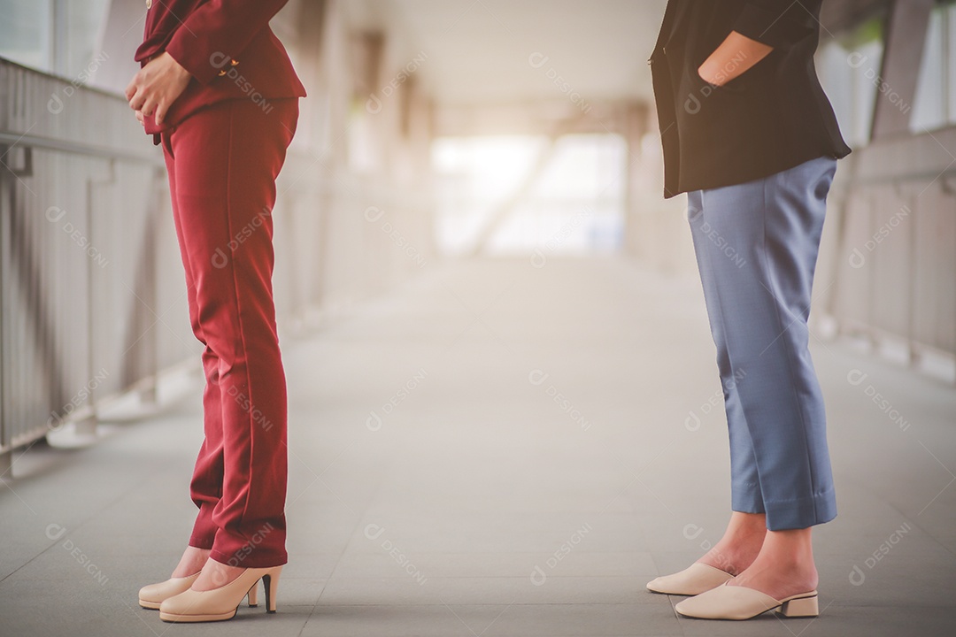 Duas mulheres asiáticas a uma distância de 1 metro de outras pessoas mantêm distância protegem contra vírus COVID-19 e distanciamento social de pessoas para risco de infecção.