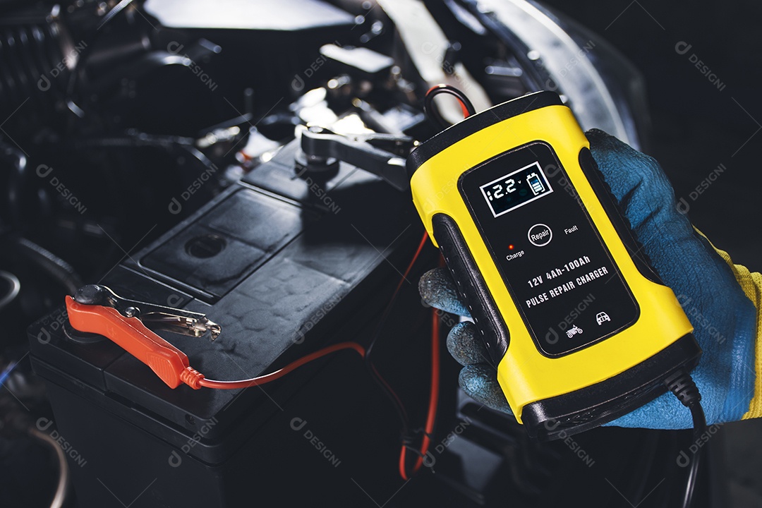 Técnico recarrega bateria de carro com carregador de bateria automático