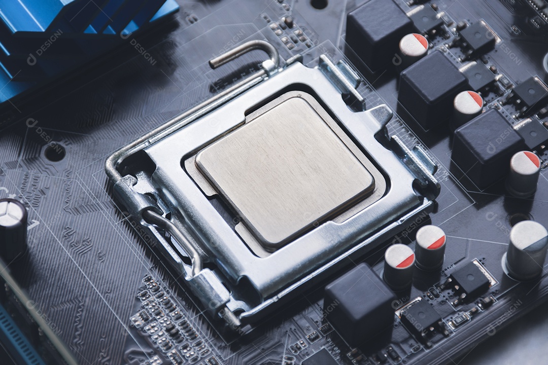 Chip do processador da CPU no soquete na placa-mãe do computador