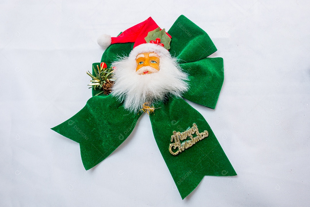 Decoração de Natal em um fundo branco no Rio de Janeiro.