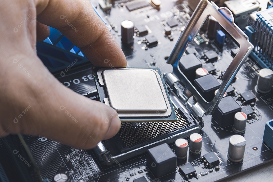O técnico instala o chip do processador da CPU no soquete na placa-mãe do computador