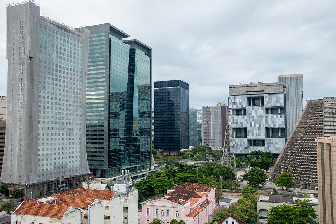 vista do alto de um prédio no centro do rio de janeiro.