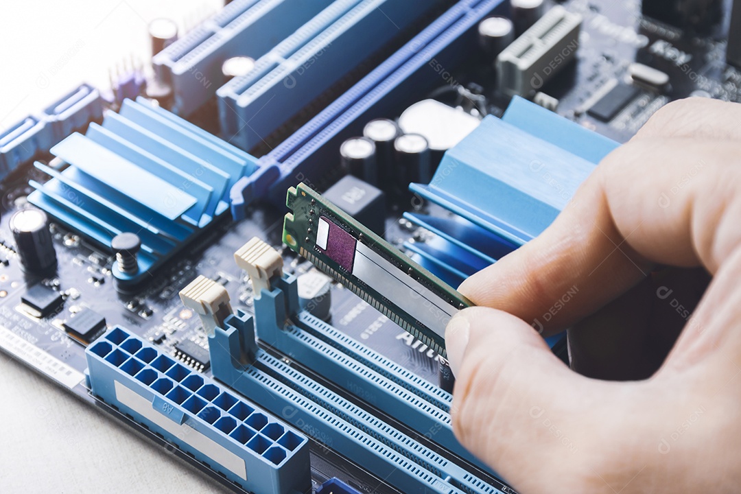 Técnico instala nova RAM (memória de acesso aleatório) no slot de memória