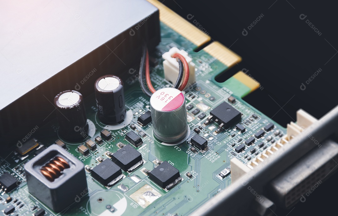 Capacitor eletrolítico na placa de circuito eletrônico e componente