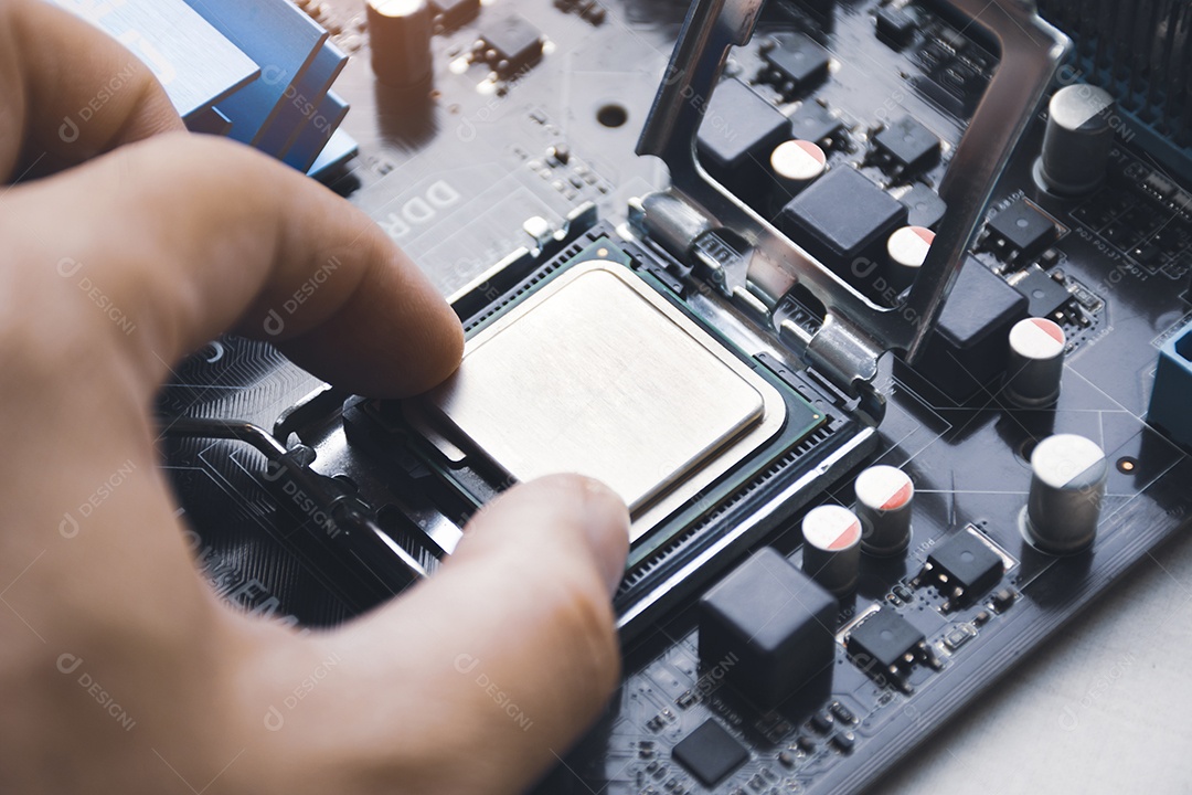O técnico instala o chip do processador da CPU no soquete na placa-mãe do computador