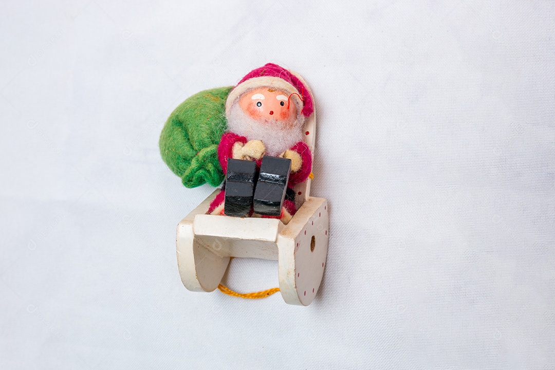 Decoração de Natal em um fundo branco no Rio de Janeiro.