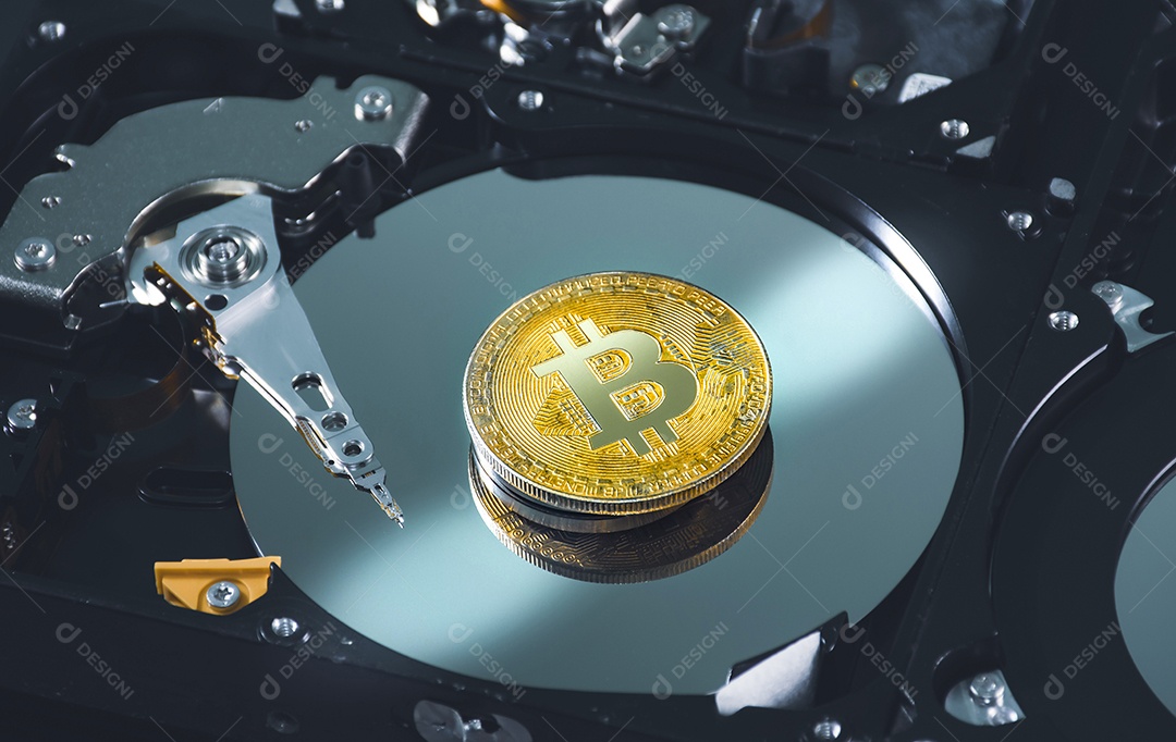 Feche o lugar de bitcoin dourado no prato da unidade de disco rígido