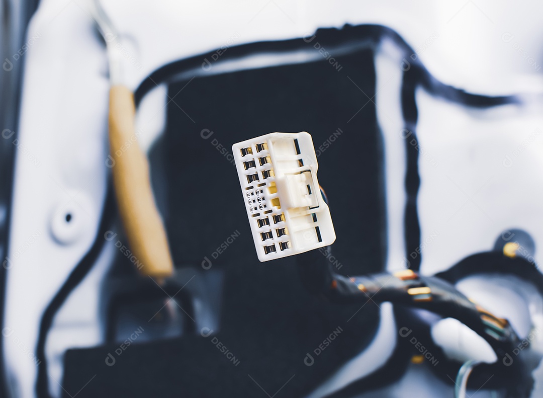 Tomada de conector macho de 18 pinos no carro para conexão eletrônica