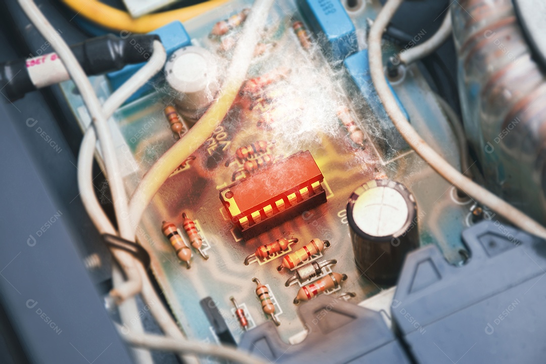 O Circuito Integrado (IC) superaquece e queima na tomada