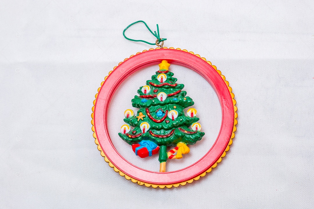 Decoração de Natal em um fundo branco no Rio de Janeiro.