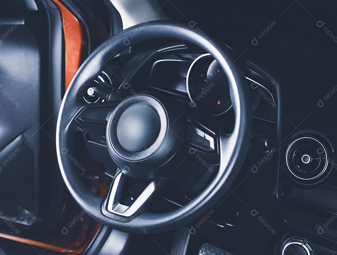 O volante no cockpit do motorista do carro moderno