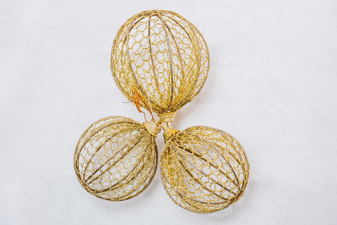 Decoração de Natal em um fundo branco no Rio de Janeiro.