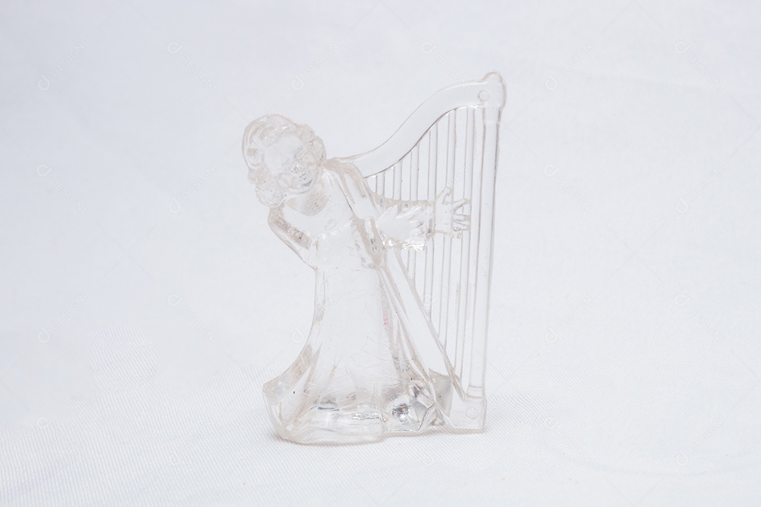 Decoração de Natal em um fundo branco no Rio de Janeiro.