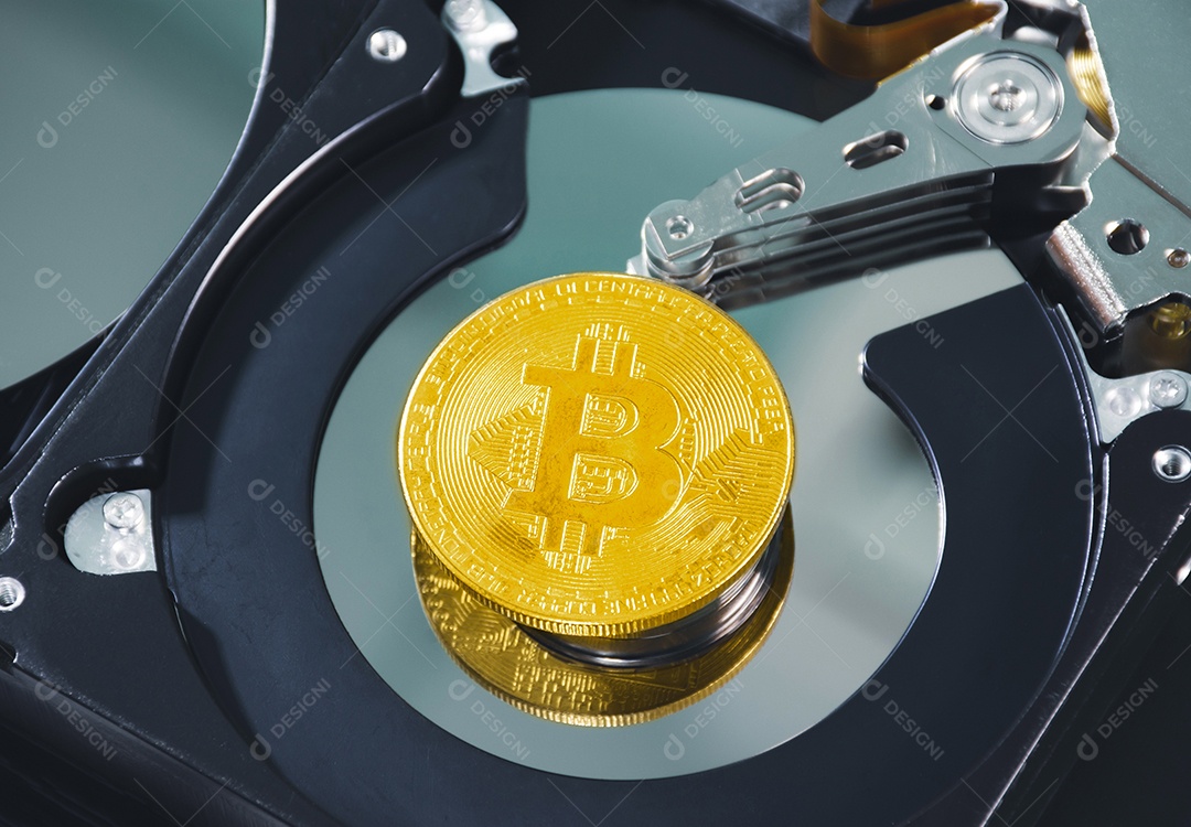 Feche o lugar de bitcoin dourado no prato da unidade de disco rígido