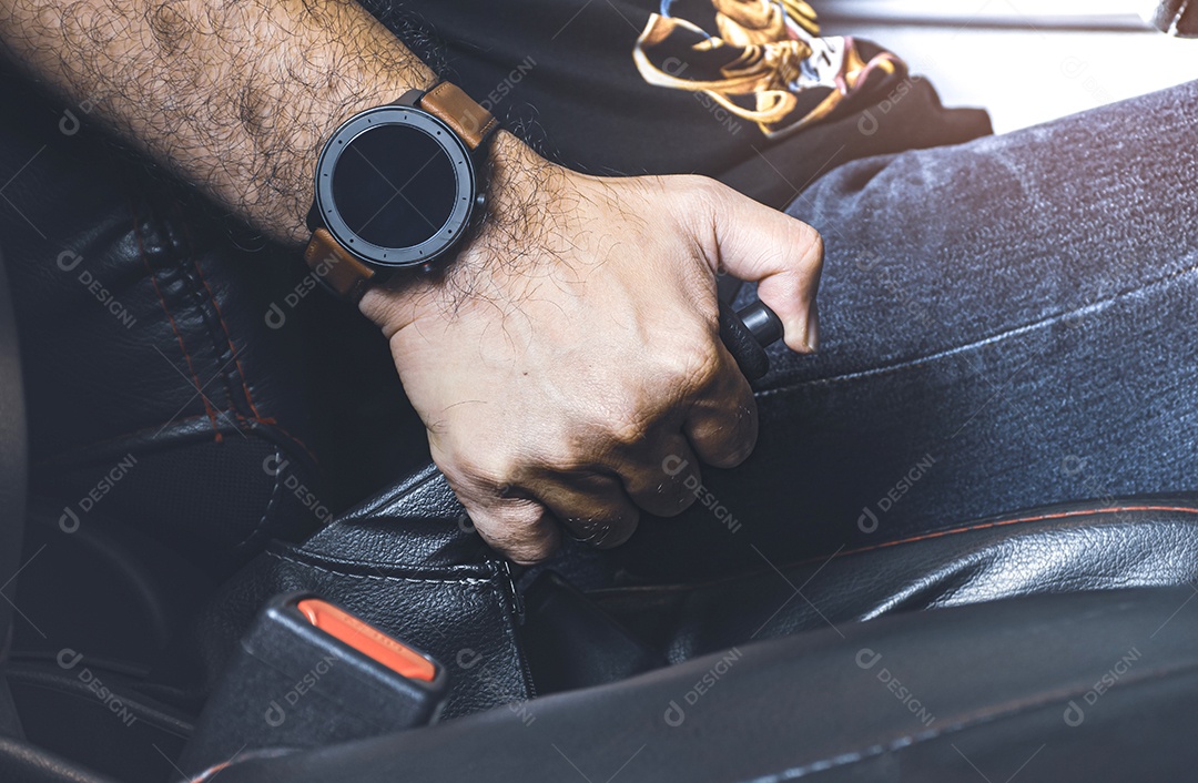 Motorista puxando a alavanca do freio de mão no carro no estacionamento