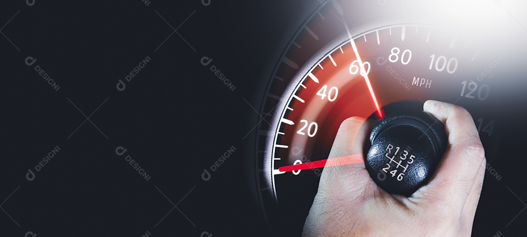 O motorista controla a alavanca de câmbio e a quilometragem do carro aumenta